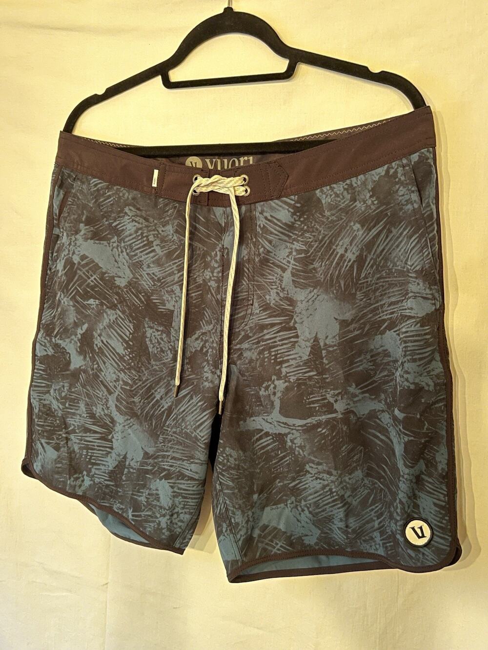 Vuori Men’s Board Shorts Size 34 Blue Brown Floral 4-Way Stretch Swim Trunks